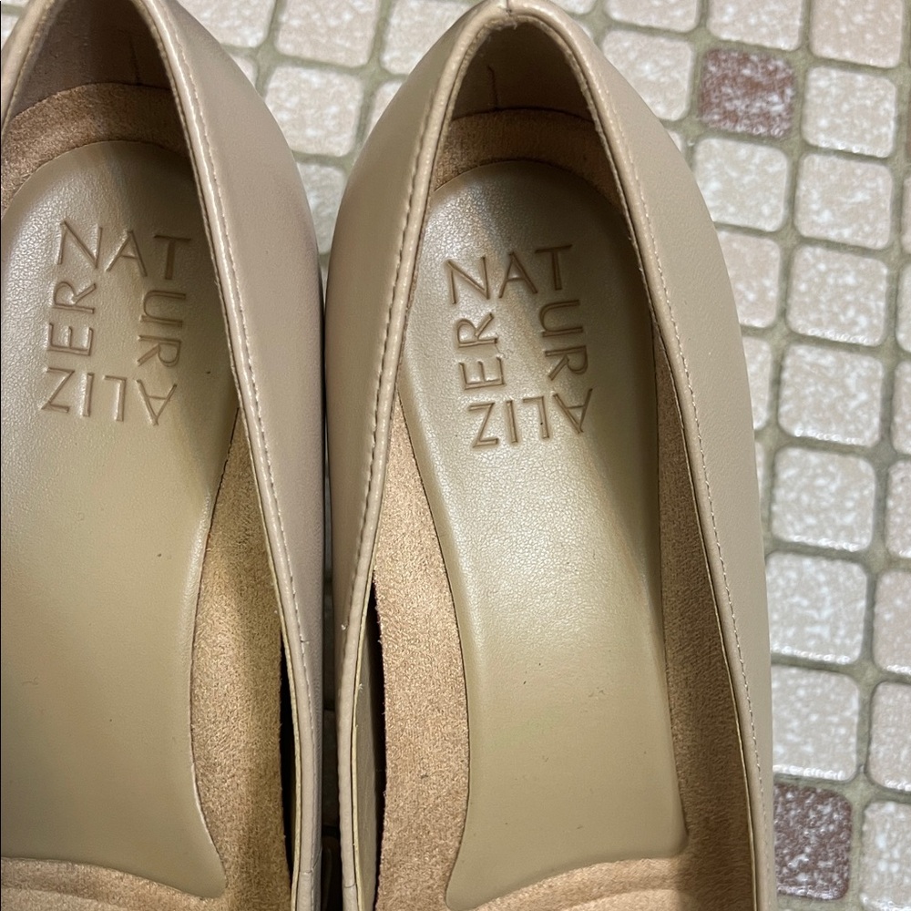 Naturalizer Classic Beige Heels - Picture 2 of 6